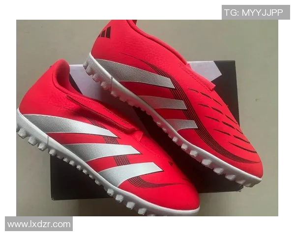 足球明星签名鞋子图片展示与解析让你领略球场风采与时尚魅力