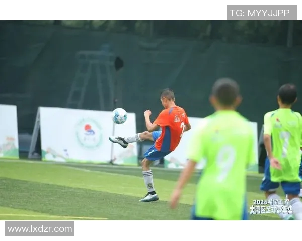 小朋友勇闯绿茵场挑战足球明星展现无限潜力与激情 小朋友勇闯绿茵场挑战足球明星展现无限潜力与激情