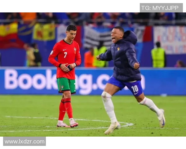 退役足球明星感伤瞬间揭示职业生涯背后的无奈与情感纠葛 退役足球明星感伤瞬间揭示职业生涯背后的无奈与情感纠葛