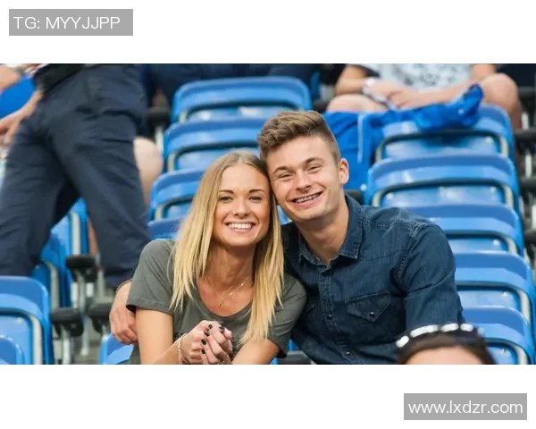 国内足球明星的女友们：她们的爱情故事与生活点滴揭秘