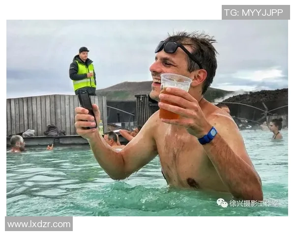 毛子模仿足球明星的幽默瞬间引发网友热议与欢笑