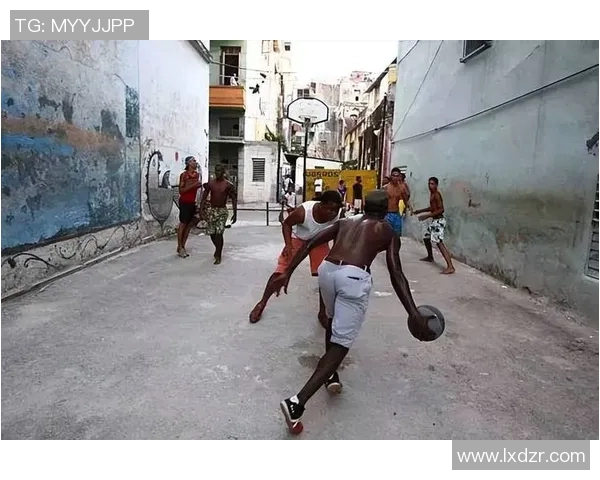 街头篮球明星化身老人挑战自我展现不一样的篮球魅力与人生智慧